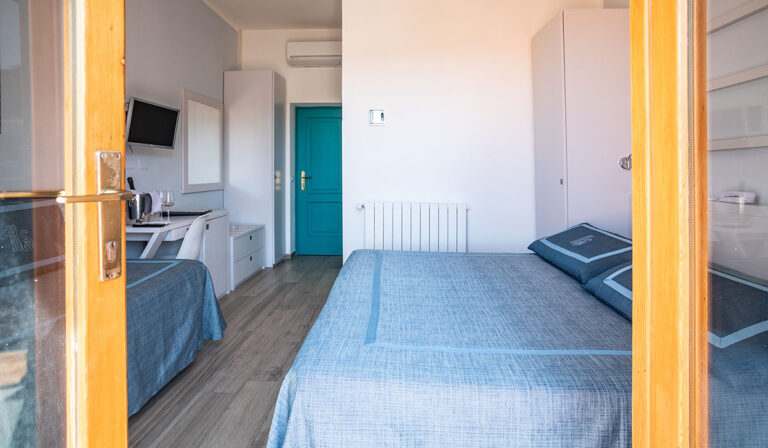 Camera Tripla Comfort con balcone e vista mare