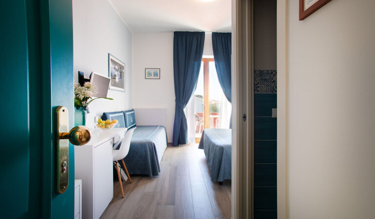 Camera Tripla Comfort con balcone e vista mare