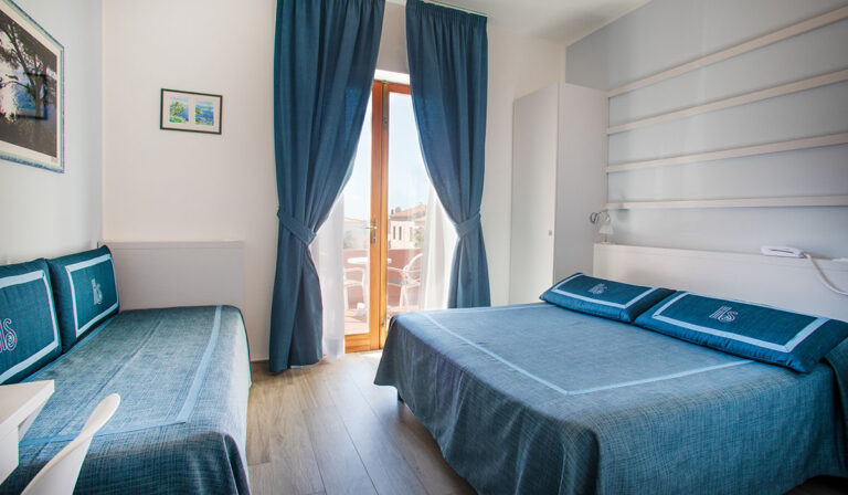 Camera Tripla Comfort con balcone e vista mare