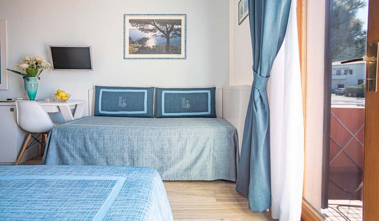 Camera Tripla Comfort con balcone e vista mare