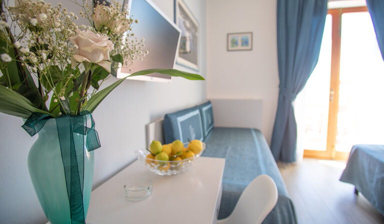 Camera Tripla Comfort con balcone e vista mare