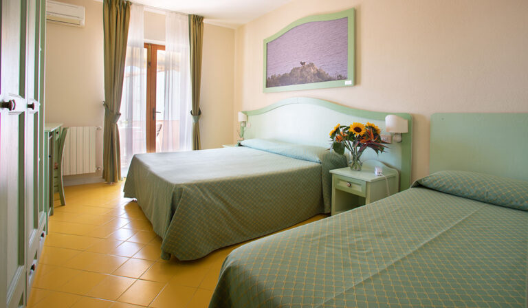 Camera Tripla Comfort con balcone e vista mare