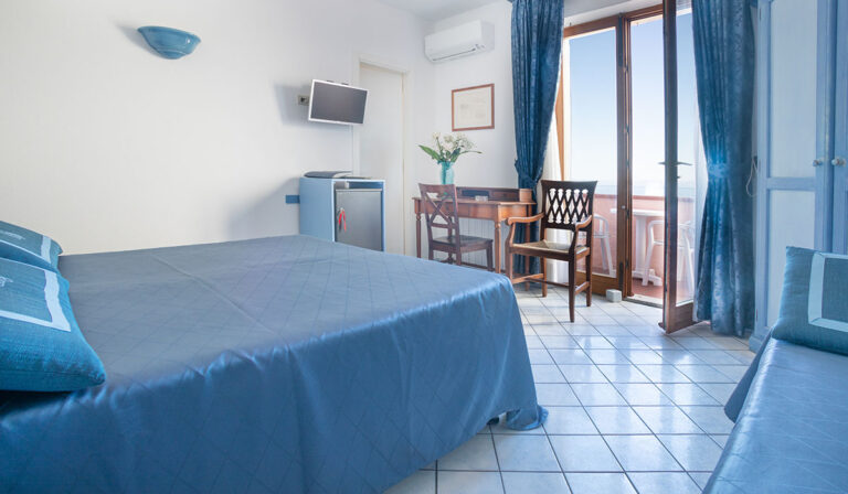 Camera Tripla Comfort con balcone e vista mare